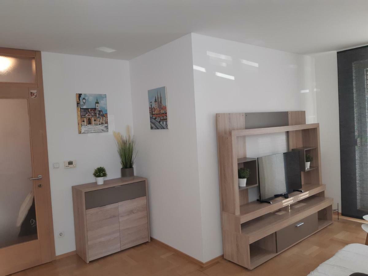 Apartment With Garage Lavici ซาเกร็บ ภายนอก รูปภาพ